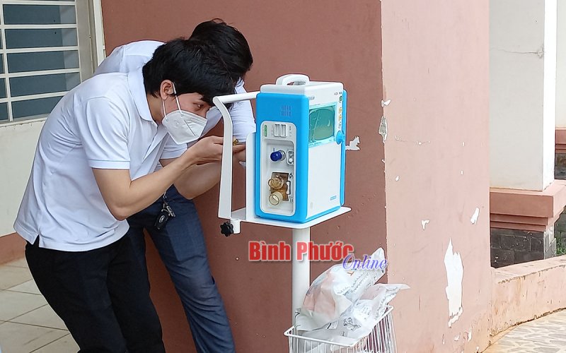 Trao tặng máy thở, máy tạo oxy cho bệnh viện dã chiến thành phố Đồng Xoài