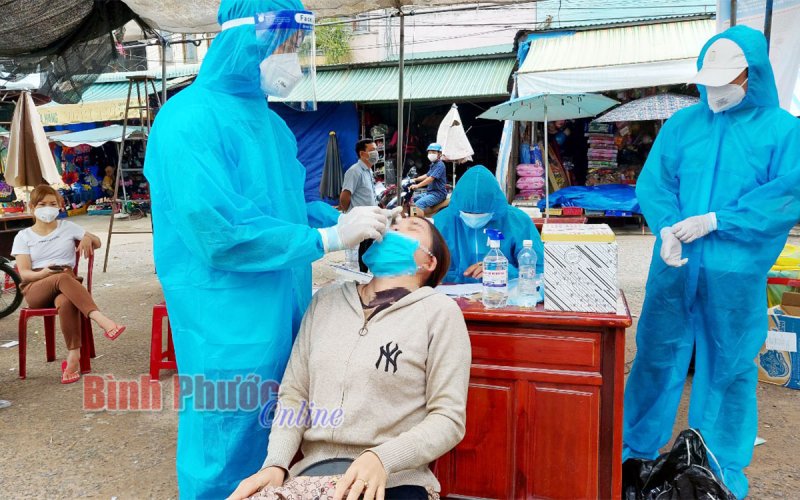 Trên 500 tiểu thương và người dân tại chợ Minh Hưng được lấy mẫu sàng lọc Covid-19