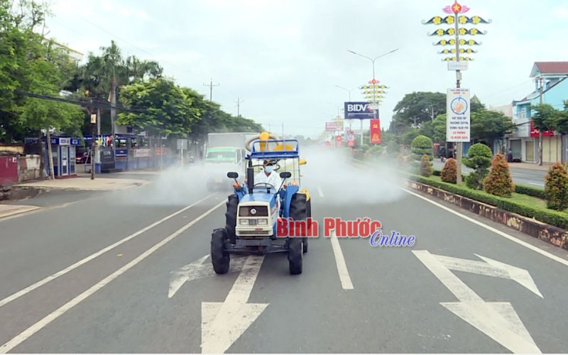 Trung tâm KH&CN tỉnh phun hóa chất khử khuẩn, góp phần đẩy lùi dịch Covid-19 