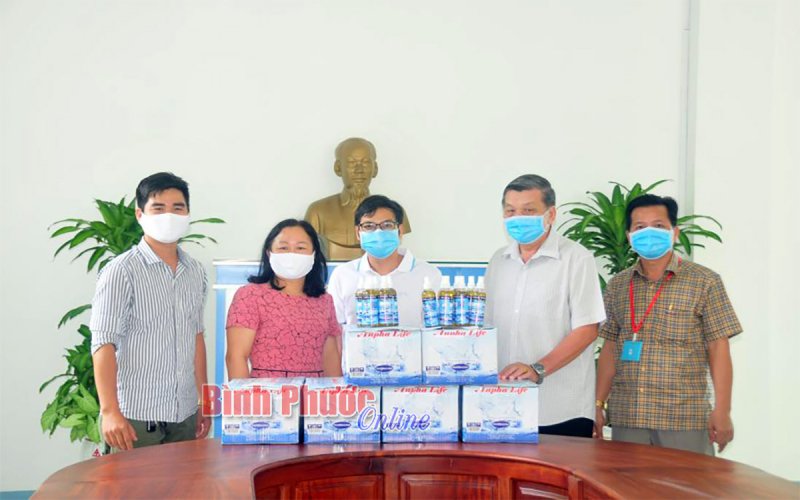 Trung tâm Khoa học và Công nghệ tỉnh trao tặng hàng ngàn chai nước sát khuẩn