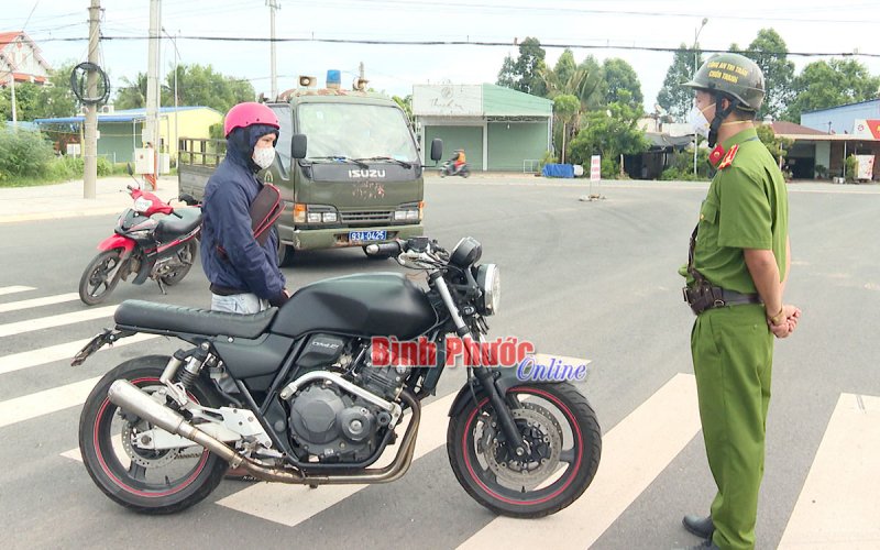 Truy đuổi hơn 10km bắt đối tượng đi xe mô tô cố tình vi phạm quy định phòng, chống dịch