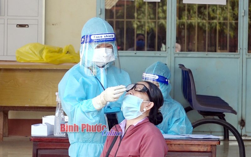 Truy vết, lấy mẫu xét nghiệm cho 600 tiểu thương chợ Bình Long