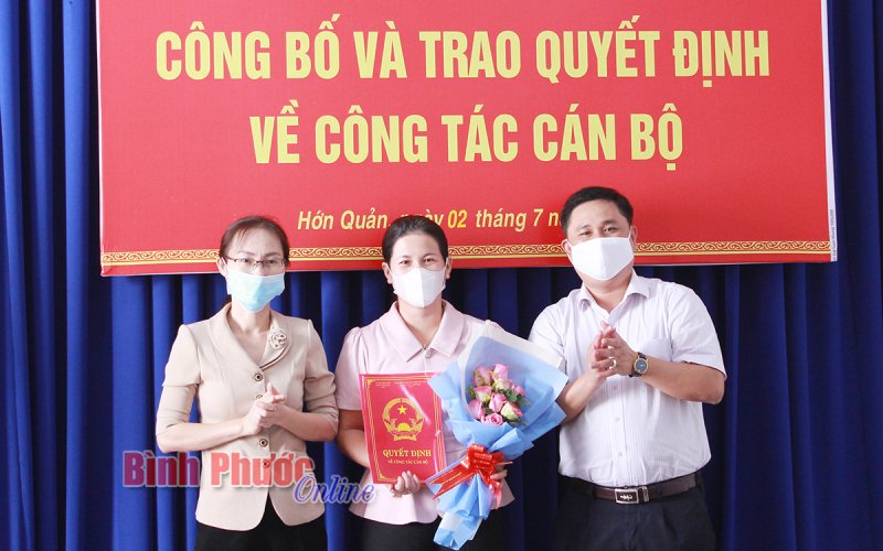 UBND huyện Hớn Quản trao quyết định bổ nhiệm cán bộ