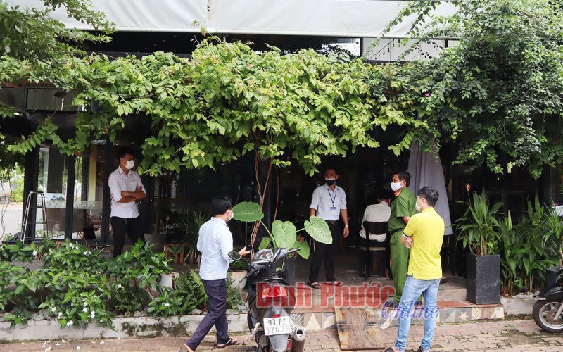 Uống 5 ly cà phê, khách và chủ quán bị phạt 17,5 triệu đồng