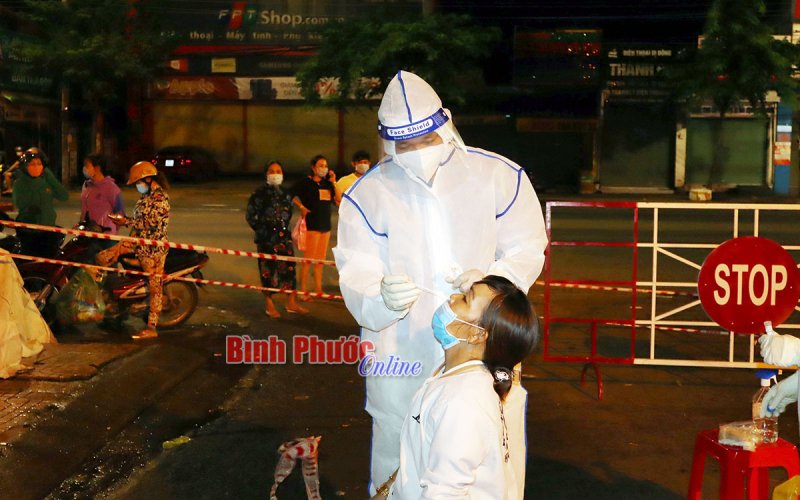 Xét nghiệm nhanh Covid-19 hằng tuần cho người làm việc, bán hàng tại các chợ