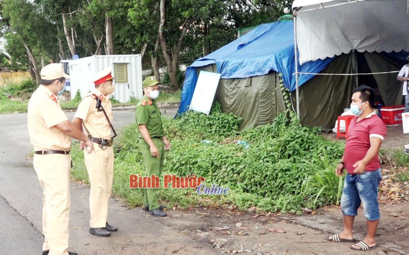 Xử lý 1 trường hợp say rượu, cố tình thông chốt kiểm soát dịch Covid-19