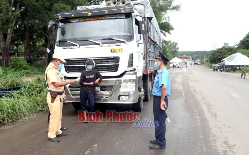 Xử lý 1 trường hợp trốn trên xe tải để qua mặt chốt kiểm dịch Covid-19