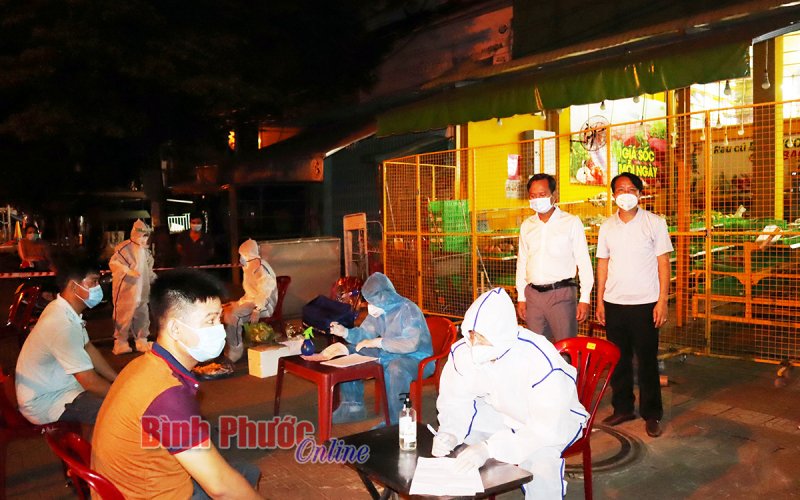 Xuyên đêm rà soát, lấy mẫu xét nghiệm tại chợ Đồng Xoài