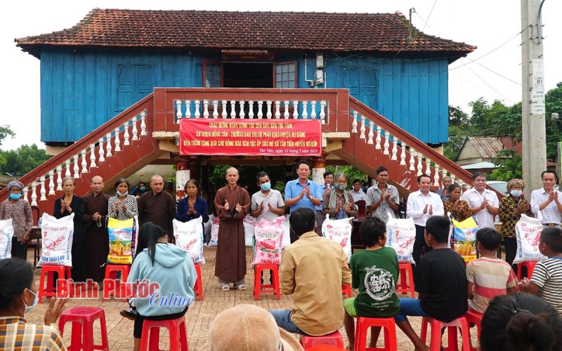 100 phần quà tặng các hộ khó khăn ấp Sóc Nê, xã Tân Tiến