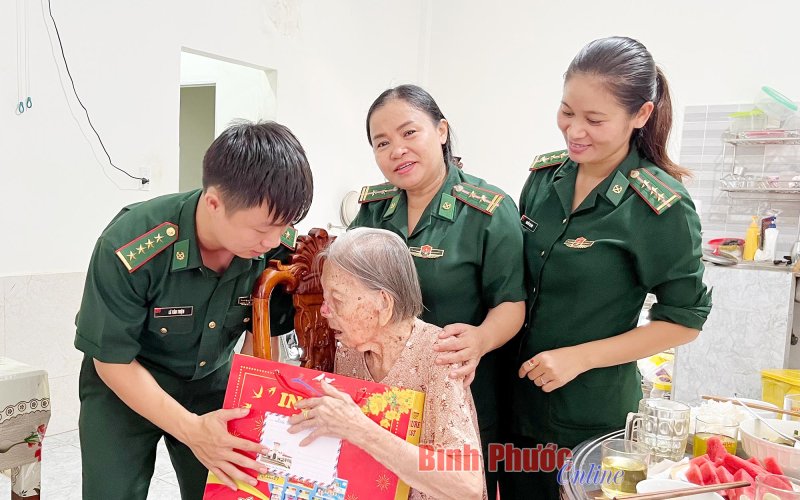 Ấm áp bữa cơm cùng Mẹ Việt Nam Anh hùng