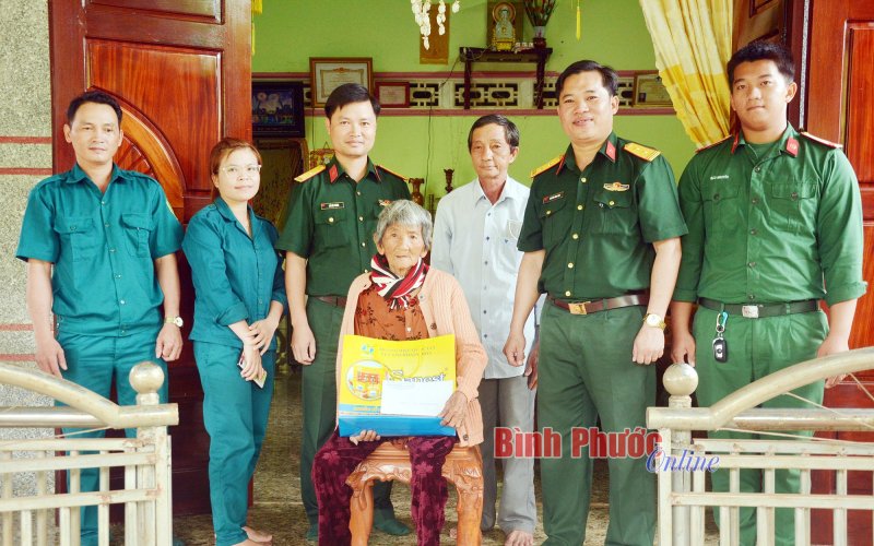 Ấm tình quân dân