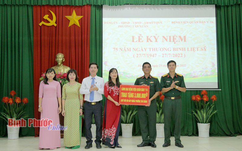 Bệnh viện Quân dân y 16 thăm, tặng quà mẹ Việt Nam anh hùng