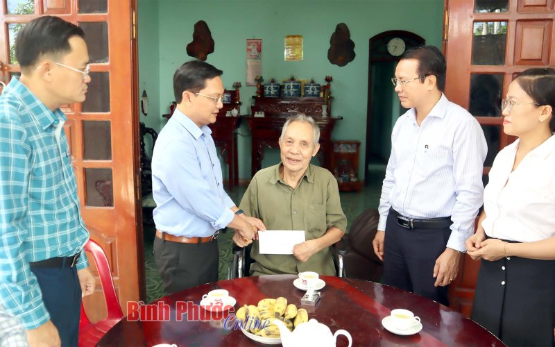 Bí thư Thành ủy Đồng Xoài Hà Anh Dũng thăm gia đình thương binh, liệt sĩ