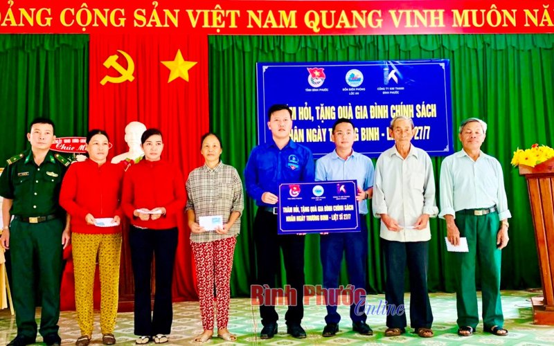 Bí thư Tỉnh đoàn Bình Phước thăm, tặng quà gia đình chính sách