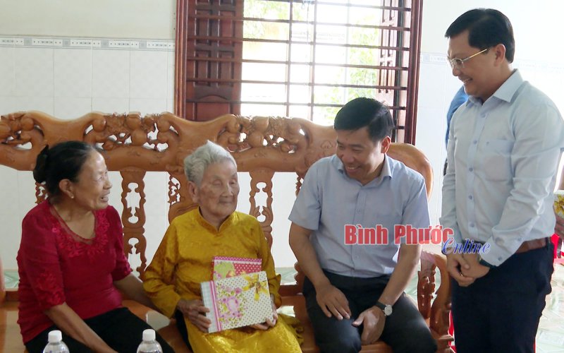 Bình Phước: Bí thư Tỉnh ủy thăm Mẹ Việt Nam anh hùng và Anh hùng lực lượng vũ trang nhân dân