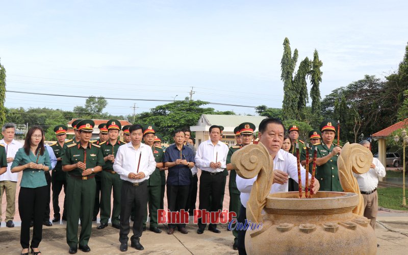 Bí thư Trung ương Đảng, Trưởng ban Tuyên giáo Trung ương dâng hương tại Di tích lịch sử quốc gia Chốt chặn Tàu Ô