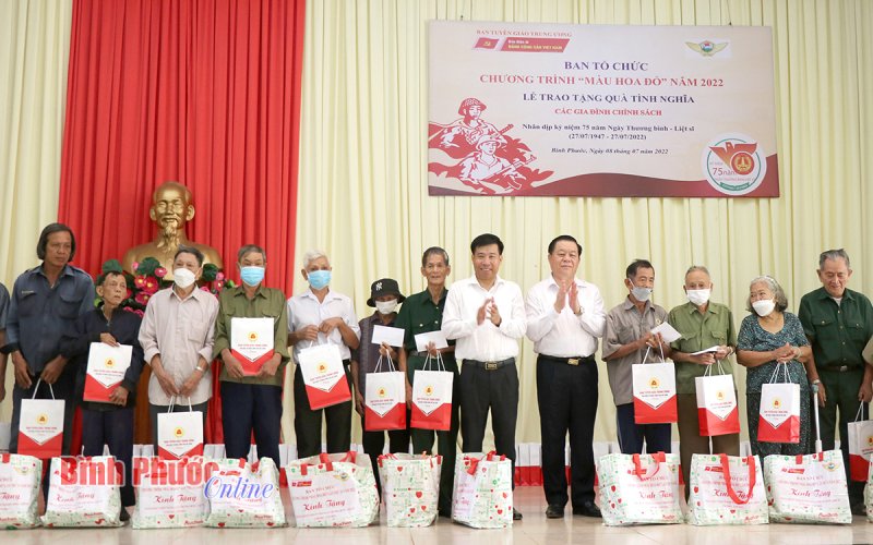 Bí thư Trung ương Đảng, Trưởng ban Tuyên giáo Trung ương tặng quà gia đình chính sách