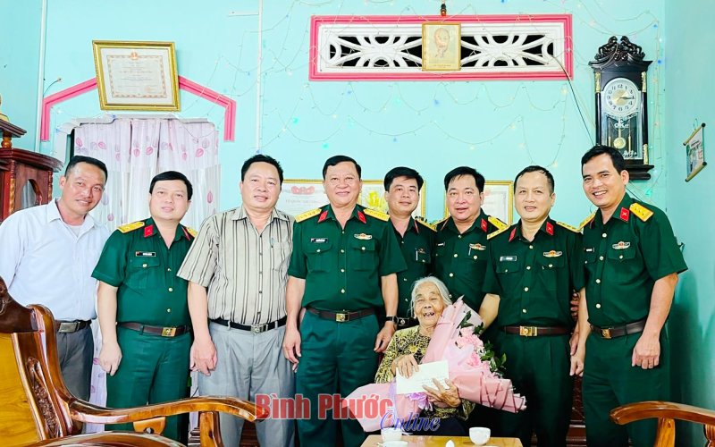 Binh đoàn 16 thăm, tặng quà Mẹ Việt Nam anh hùng Trần Thị Bảy