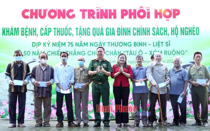 Bình Long: Khám bệnh, tặng quà đối tượng chính sách, người có công