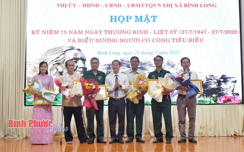 Bình Long tuyên dương, tặng quà 84 đối tượng chính sách, người có công tiêu biểu