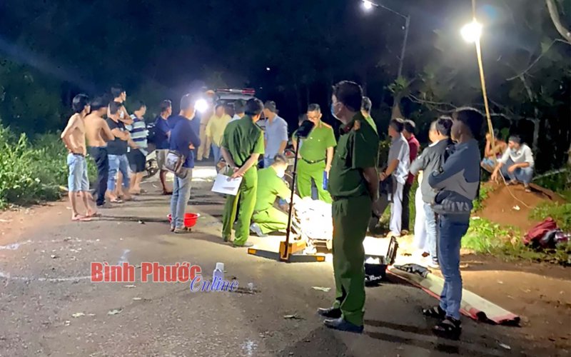 Bình Phước: 2 xe môtô đối đầu trong đêm, 2 người thương vong