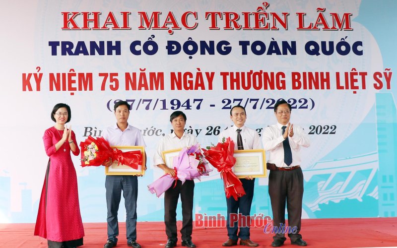Bình Phước: Khai mạc Triển lãm tranh cổ động toàn quốc tuyên truyền kỷ niệm 75 năm Ngày thương binh - liệt sĩ