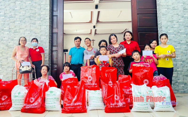 Bình Phước: Nhiều phần quà tặng trẻ mồ côi, khuyết tật, người già neo đơn