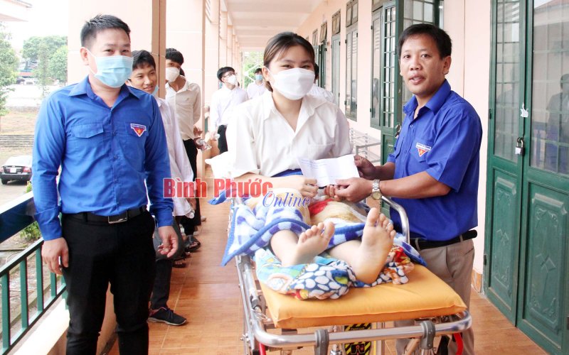 Bình Phước: Thí sinh đến điểm thi bằng xe cứu thương