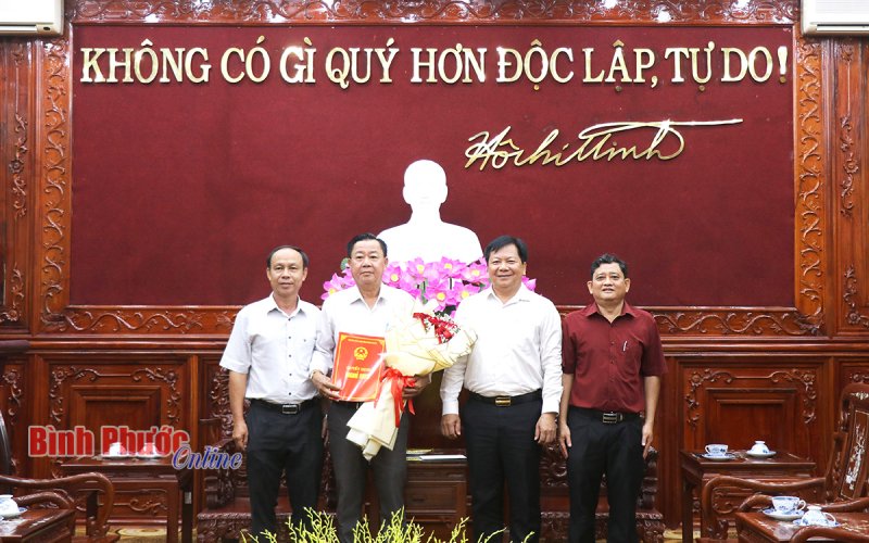 Bình Phước: Trao quyết định nghỉ hưu đối với ông Nguyễn Quốc Hiệp