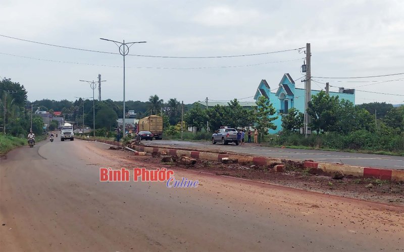 Bình Phước: Xe container cày nát hàng chục mét dải phân cách giữa đường