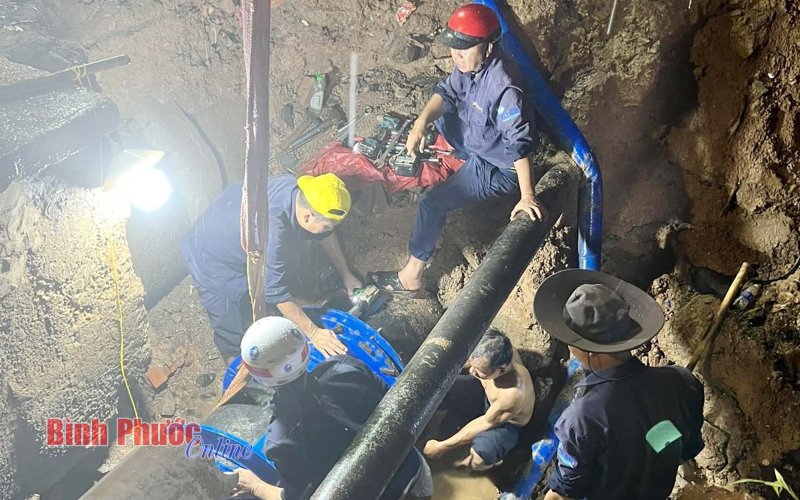 Bình Phước: Xuyên đêm xử lý sự cố vỡ ống nước