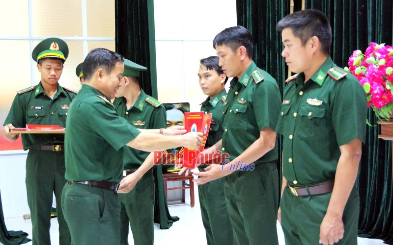 Bộ đội Biên phòng tỉnh trao quyết định nâng lương, thăng quân hàm năm 2022