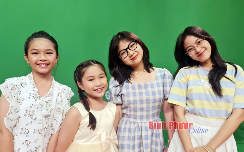 Ca sĩ nh&iacute; Hồng Uy&ecirc;n Cherry vui h&egrave; ở qu&ecirc; ngoại