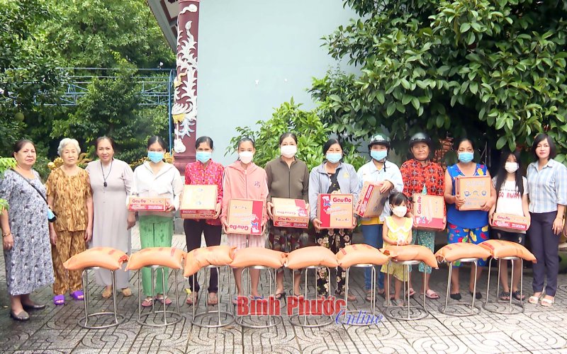 Chơn Thành: Tặng 500 phần quà cho phụ nữ nghèo, hộ khó khăn