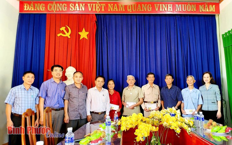 Chủ nhiệm Ủy ban Kiểm tra Tỉnh ủy tặng quà người có công tại Đồng Phú