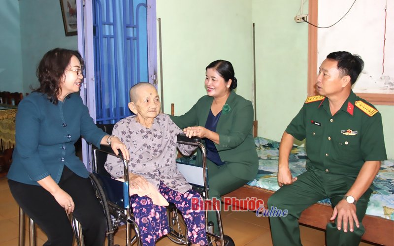 Chủ tịch UBND tỉnh thăm, tặng quà mẹ Việt Nam anh hùng