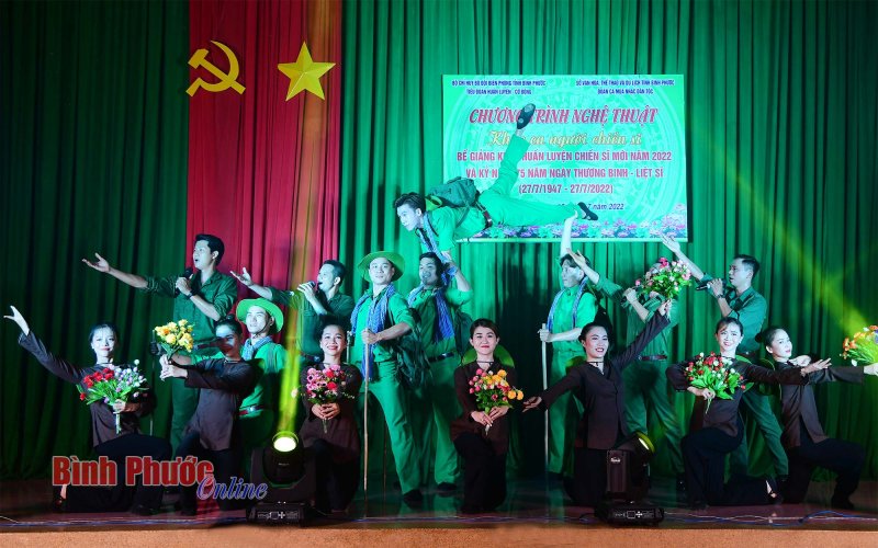 Chương tr&igrave;nh văn nghệ phục vụ chiến sĩ mới