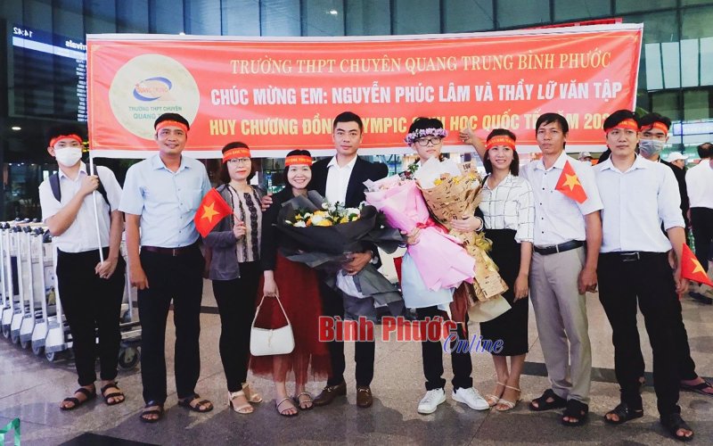 Chuyên Quang Trung nồng nhiệt đón Huy chương đồng Olympic Sinh học quốc tế 2022 - Nguyễn Phúc Lâm
