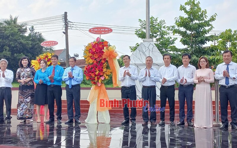 Công đoàn Công ty cao su Lộc Ninh mít tinh kỷ niệm 93 năm Ngày thành lập Công đoàn Việt Nam