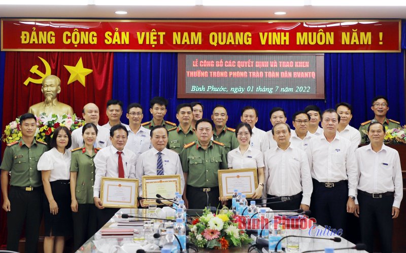 Điện lực Bình Phước đón nhận bằng khen của Bộ trưởng Bộ Công an