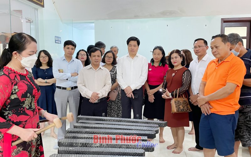 Đo&agrave;n c&ocirc;ng t&aacute;c Vụ Cải c&aacute;ch h&agrave;nh ch&iacute;nh thăm Khu bảo tồn văn h&oacute;a d&acirc;n tộc S&rsquo;ti&ecirc;ng s&oacute;c Bom Bo