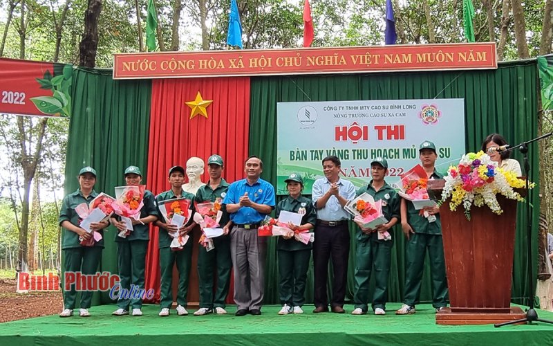 Anh Dương Văn Thủy nhất hội thi Bàn tay vàng Nông trường Xa Cam