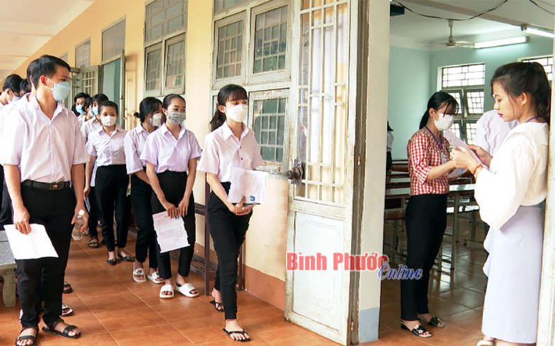 Gần 1 ngàn thí sinh Lộc Ninh bước vào làm bài thi cuối cùng