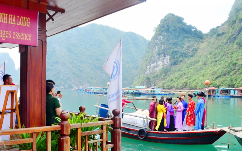 Kh&aacute;m ph&aacute; l&agrave;ng ch&agrave;i cổ tr&ecirc;n Vịnh Hạ Long