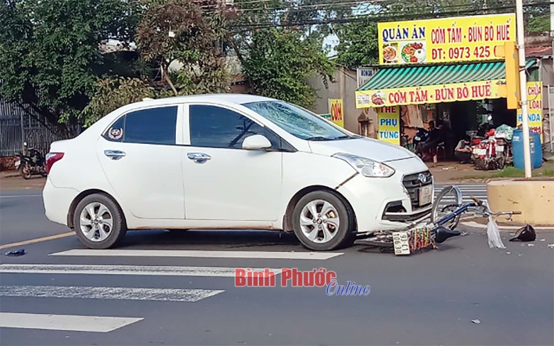 Lạng lách, đánh võng ngay ngã tư, người đàn ông bị ô tô tông