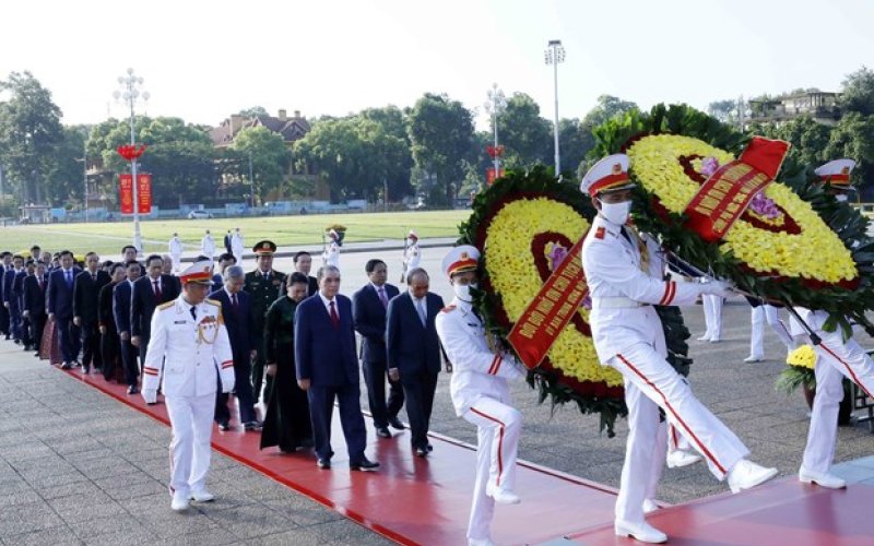 Lãnh đạo Đảng, Nhà nước dâng hương tưởng niệm các anh hùng liệt sỹ