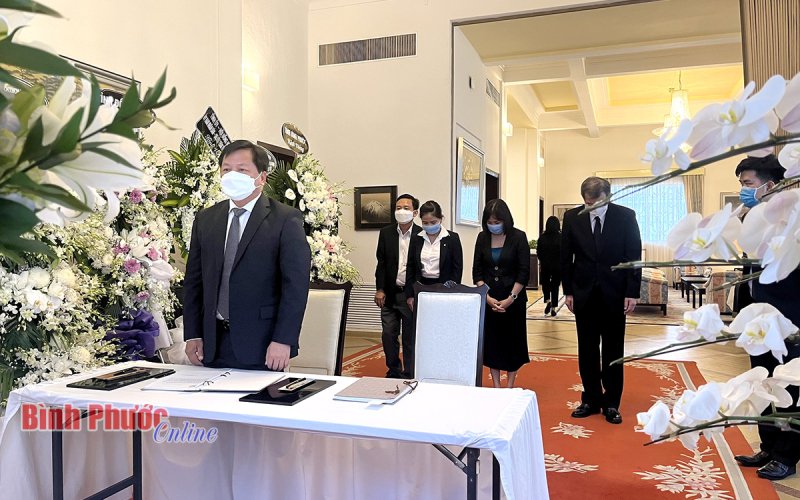 Lãnh đạo tỉnh Bình Phước chia buồn, viết sổ tang cố Thủ tướng Nhật Bản Abe Shinzo