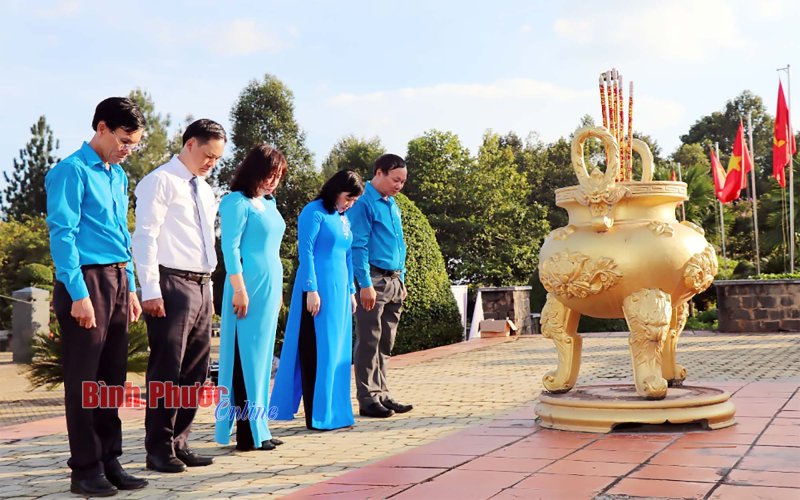 Lãnh đạo Tổng Liên đoàn Lao động Việt Nam dâng hương viếng Nghĩa trang liệt sĩ tỉnh