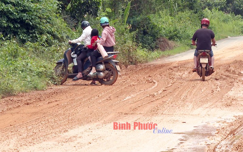 Lở đất gây mất an toàn giao thông