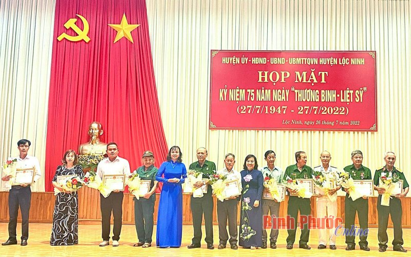 Lộc Ninh họp mặt kỷ niệm 75 năm Ngày thương binh - liệt sĩ